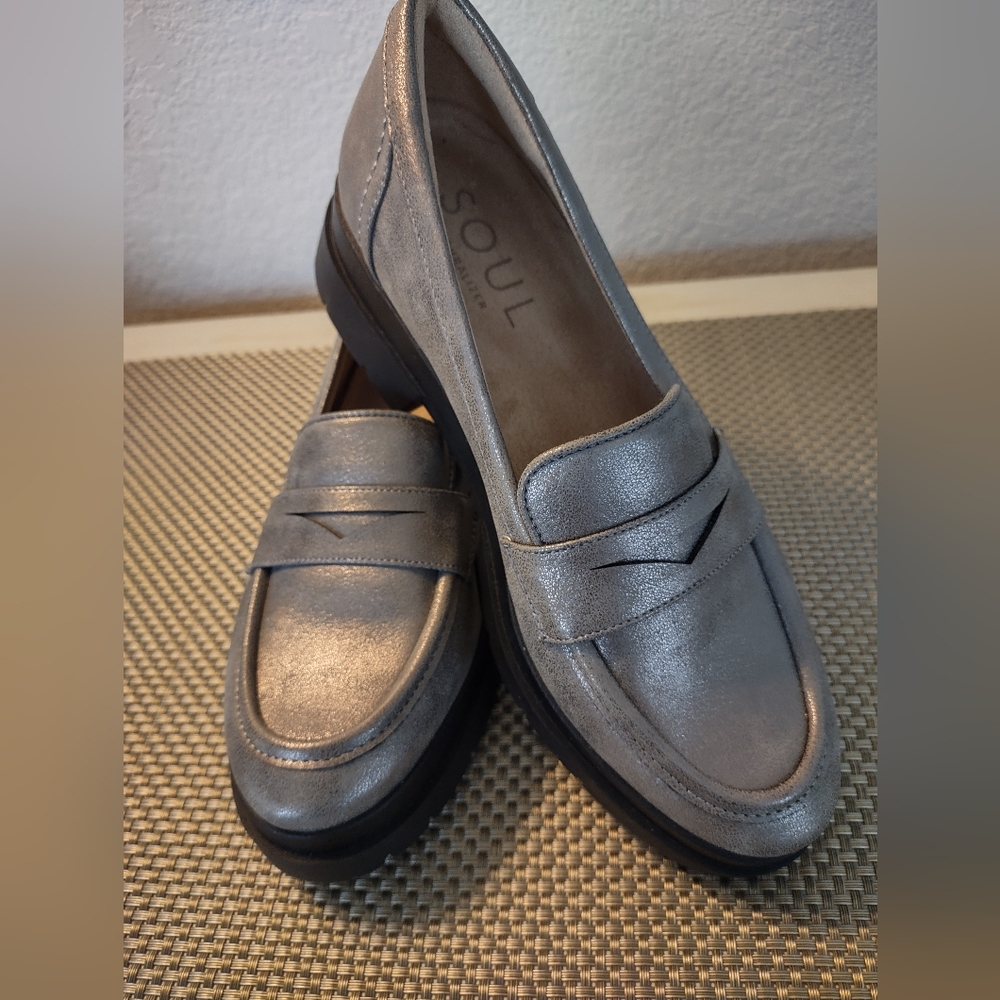 Naturalizer Silver Flats Sleek Loafer Design
